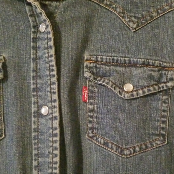 Levi's women's denim western style shirt - Picture 3 of 5